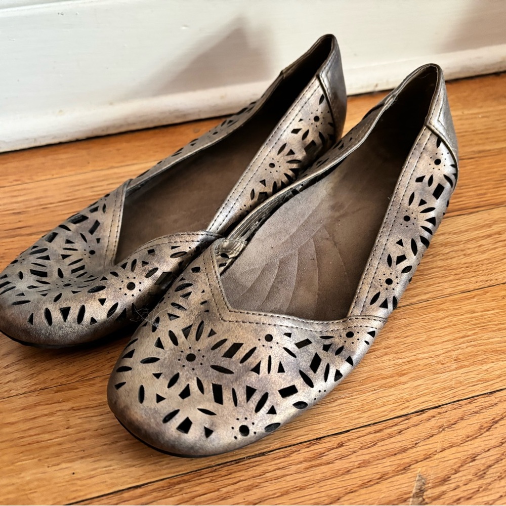 Elegant Women's Cutout Flats size 8
